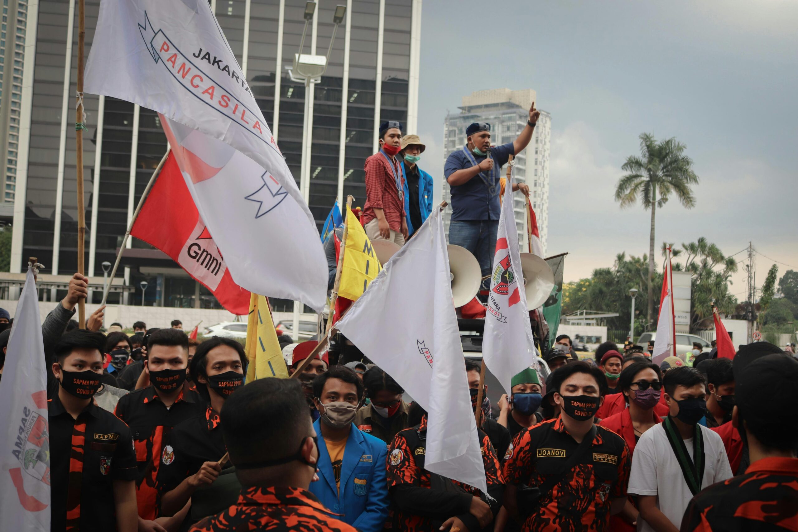Aspek Politik dalam Kehidupan Masyarakat dan Pengaruhnya